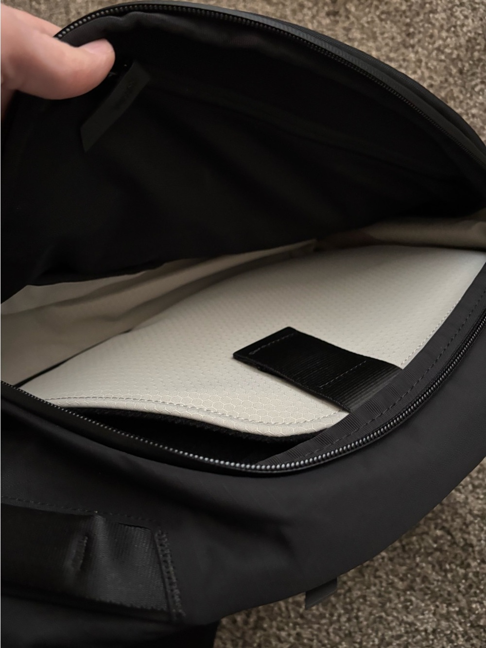 Alpaka - Metro Crossbody Bag - Right ShoulderCarry - Black - NWT - Picture 4 of 5